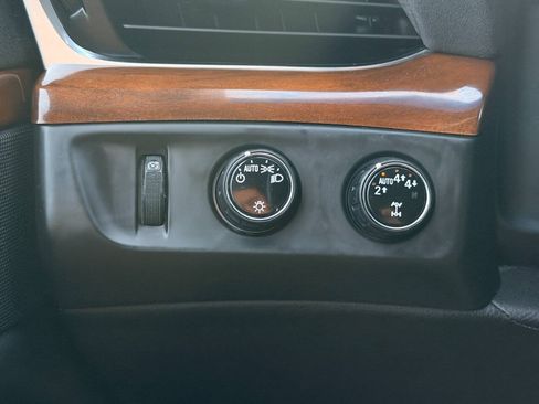 Used 2019 Cadillac Escalade ESV Luxury AWD/4WD image 38