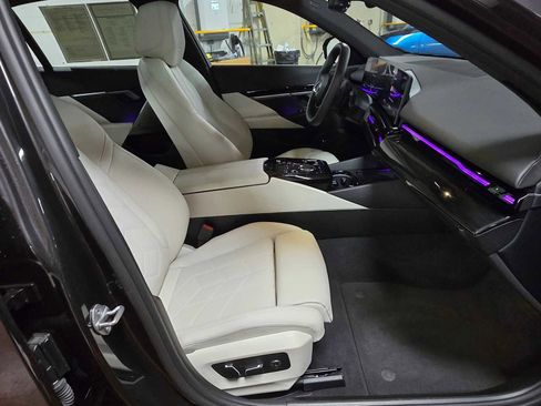 Used 2024 BMW 530i xDrive w/ Convenience Package image 21