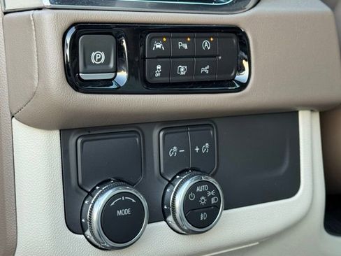 Used 2025 GMC Yukon XL Denali w/ Sun & Power Step Package image 24