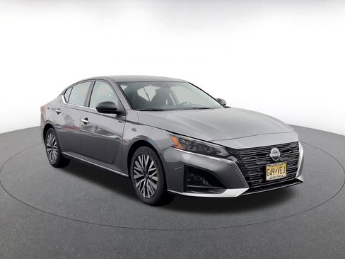 Used 2025 Nissan Altima 2.5 SV FWD image 3