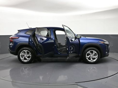 Used 2024 Chevrolet Trax LS w/ LS Convenience Package FWD image 33