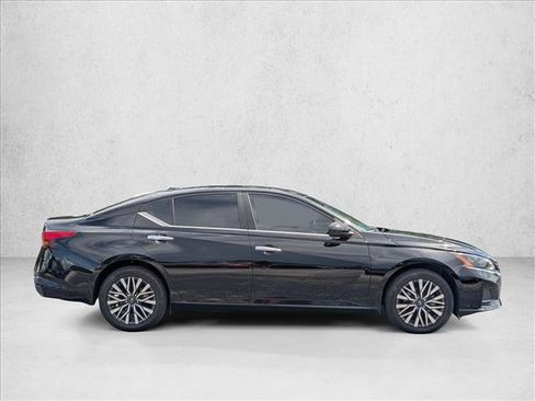 Used 2024 Nissan Altima 2.5 SV w/ SV Premium Package AWD/4WD image 4