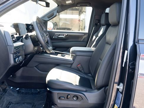 Used 2025 Chevrolet Suburban Z71 AWD/4WD image 12