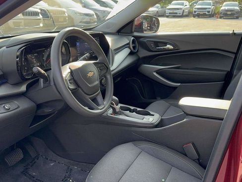 Used 2025 Chevrolet Trax LS w/ LS Convenience Package FWD image 12