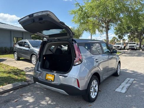 Used 2025 Kia Soul LX w/ LX Technology Package FWD image 18