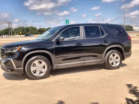 Used 2023 Honda Pilot LX image 4
