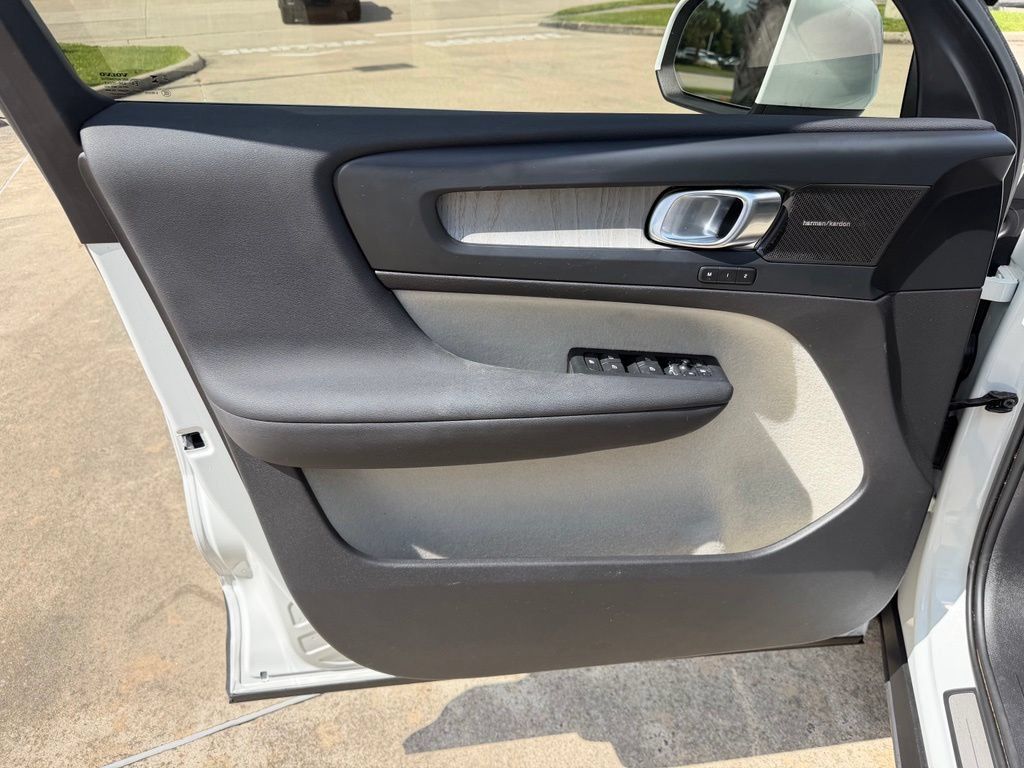 Used 2023 Volvo XC40 B5 Ultimate w/ Climate Package AWD/4WD image 12