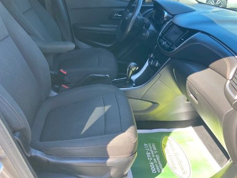 Used 2020 Chevrolet Trax LT FWD image 16
