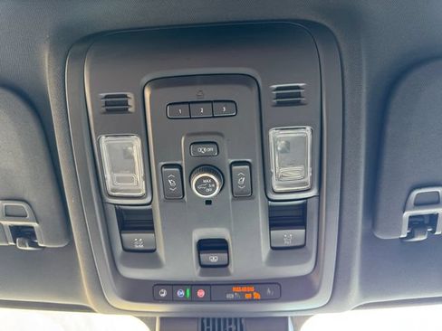 Used 2024 GMC Yukon XL SLT w/ SLT Luxury Package AWD/4WD image 29