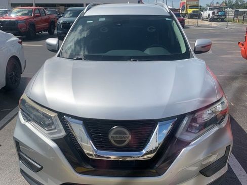 Used 2019 Nissan Rogue SV image 2