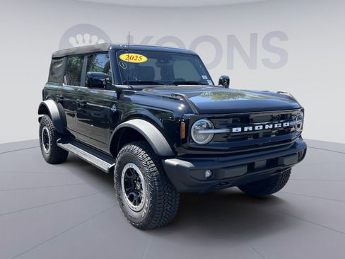 New 2025 Ford Bronco Outer Banks w/ Sasquatch Package AWD/4WD image 2