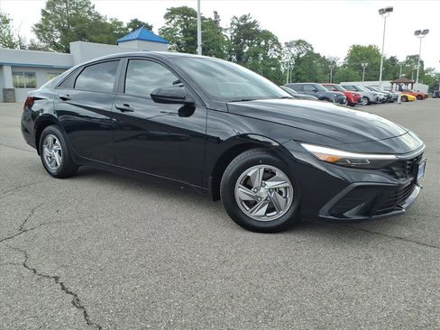 Used 2025 Hyundai Elantra SE FWD image 2