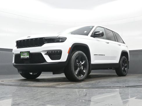 Used 2025 Jeep Grand Cherokee Limited w/ Black Appearance Package AWD/4WD image 11