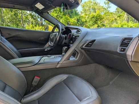 Used 2019 Chevrolet Corvette Stingray Coupe w/ 1LT RWD image 17