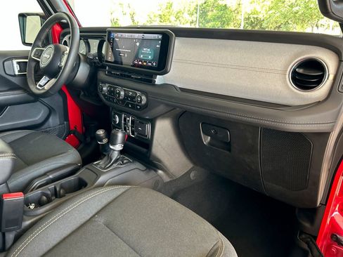 Used 2024 Jeep Wrangler Unlimited Sahara image 29