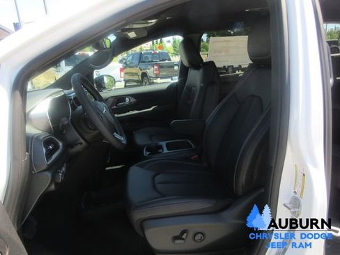New 2026 Chrysler Pacifica Select image 24