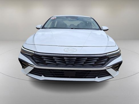 Certified 2025 Hyundai Elantra Limited FWD image 3