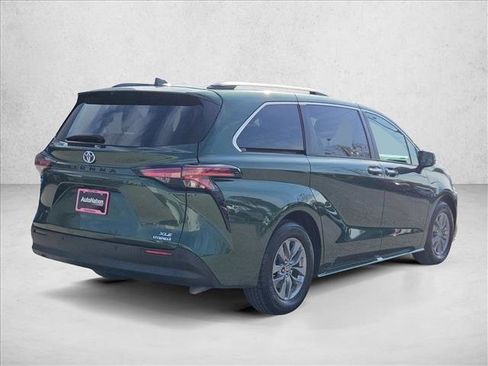 Used 2022 Toyota Sienna XLE image 5