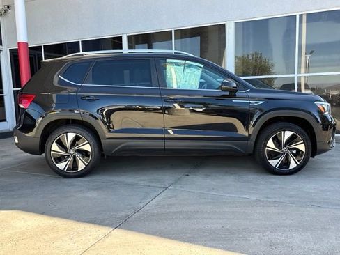 Used 2024 Volkswagen Taos SE AWD/4WD image 2