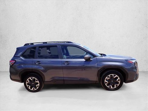 Used 2025 Subaru Forester Premium AWD/4WD image 5