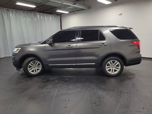 Used 2018 Ford Explorer XLT image 6