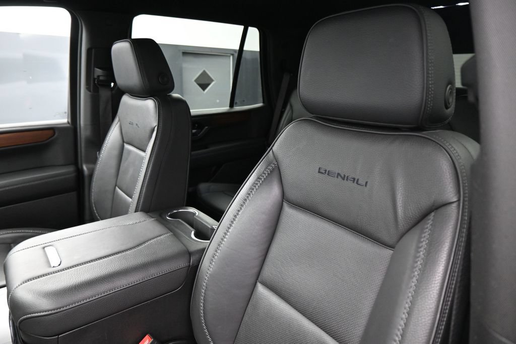 Used 2025 GMC Yukon Denali AWD/4WD image 12