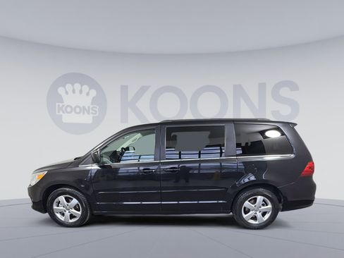 Used 2011 Volkswagen Routan SE image 2