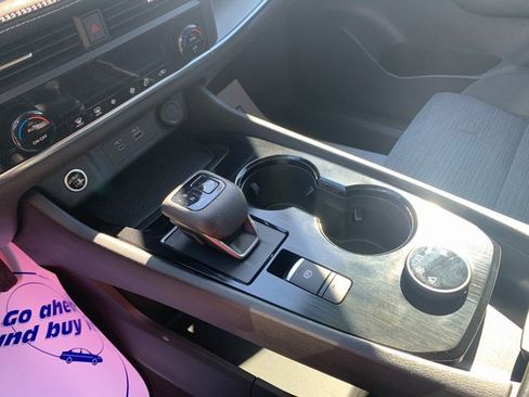 Used 2023 Nissan Rogue SV image 9