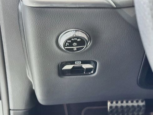 Used 2024 Mercedes-Benz GLC 300 4MATIC image 11