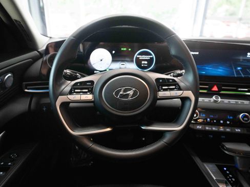 Used 2022 Hyundai Elantra Limited FWD image 21