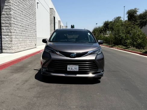 Used 2022 Toyota Sienna XLE FWD image 2