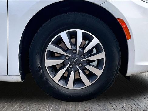 Used 2023 Chrysler Pacifica Touring-L FWD image 9