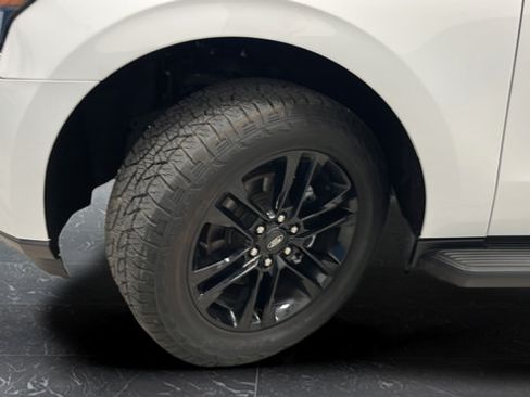 Used 2024 Ford Expedition XLT AWD/4WD image 40