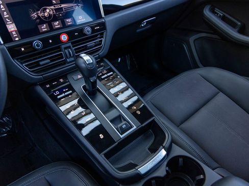 Certified 2025 Porsche Macan AWD/4WD image 41