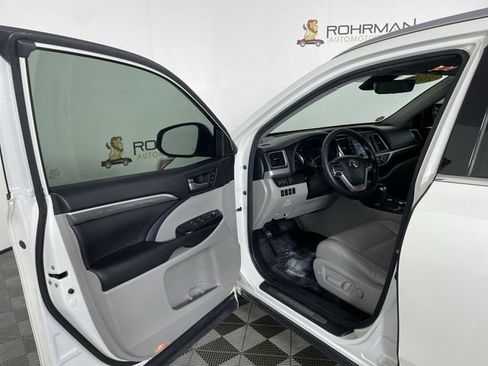 Used 2017 Toyota Highlander Limited image 18