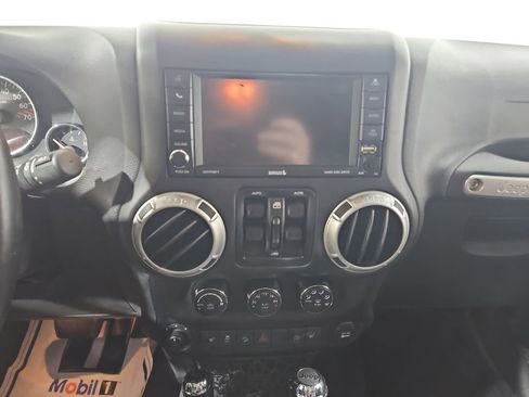 Used 2017 Jeep Wrangler Unlimited Rubicon AWD/4WD image 19
