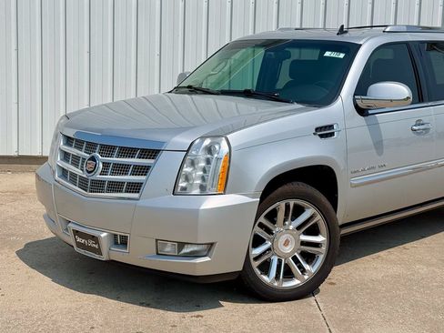 Used 2013 Cadillac Escalade ESV Platinum AWD/4WD image 2