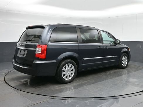 Used 2014 Chrysler Town & Country Touring image 7