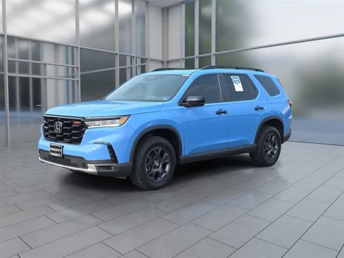 Certified 2025 Honda Pilot TrailSport image 5