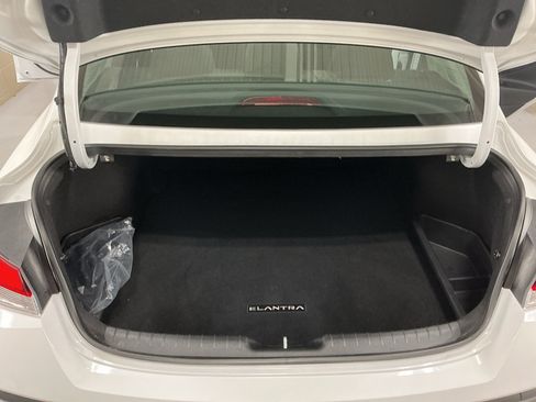 Certified 2025 Hyundai Elantra SE FWD image 14