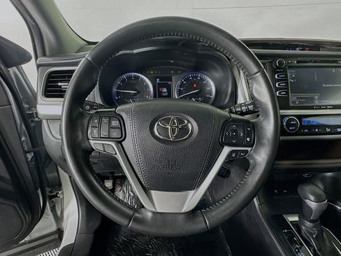 Used 2019 Toyota Highlander XLE FWD image 15
