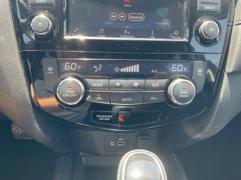 Used 2019 Nissan Rogue SV AWD/4WD image 17