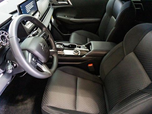 New 2025 Mitsubishi Outlander ES image 5