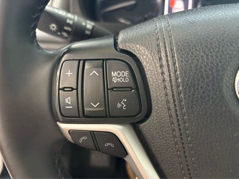 Used 2019 Toyota Highlander XLE AWD/4WD image 17