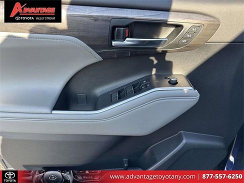 Used 2023 Toyota Highlander Limited image 18