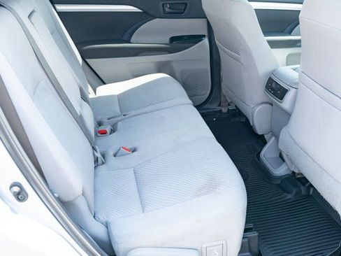 Used 2019 Toyota Highlander LE FWD image 36