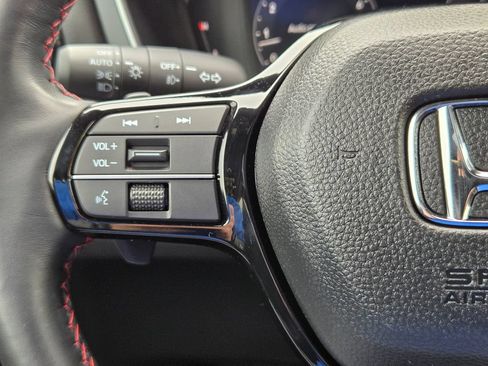 Used 2025 Honda Pilot Black Edition image 23