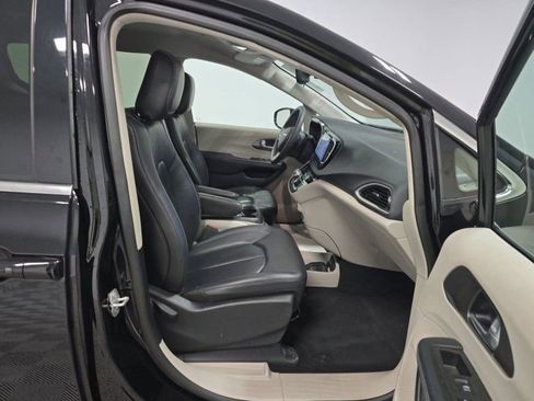 Used 2024 Chrysler Pacifica Touring-L image 17