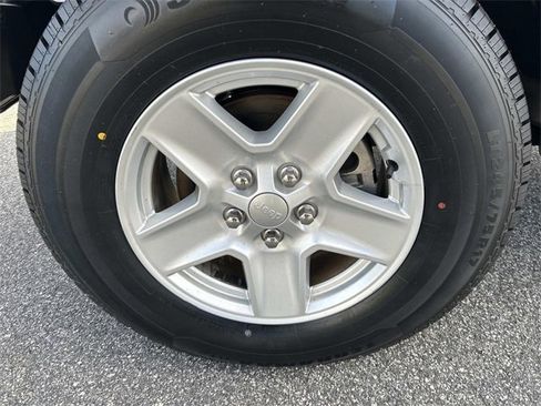 Used 2023 Jeep Gladiator Sport image 10