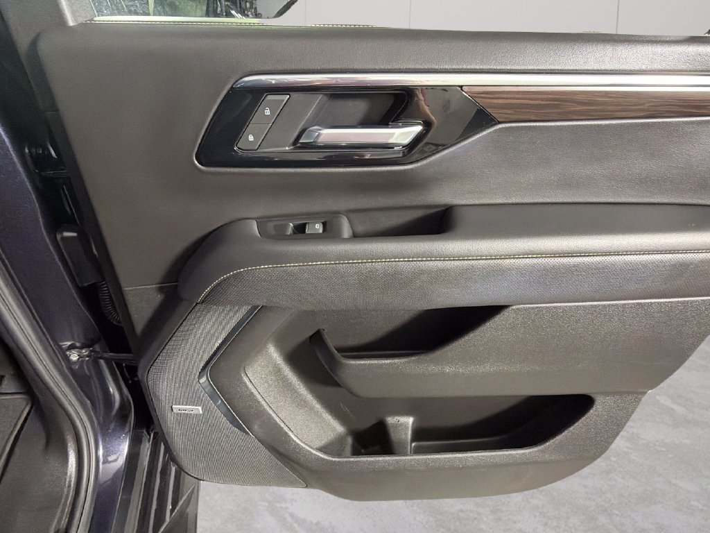 Used 2025 Chevrolet Suburban Premier RWD image 35